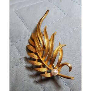 Vintage 1950's BSK Gold Tone Pearl Accent Textured 3D Leaf Brooch